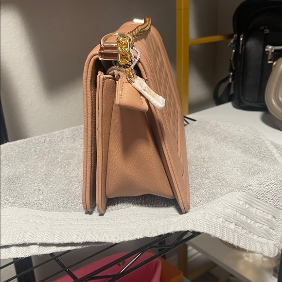 NWT VEGAN Crossbody Bag with Removal, Adjustable Strap. TAUPE - Picture 4 of 9